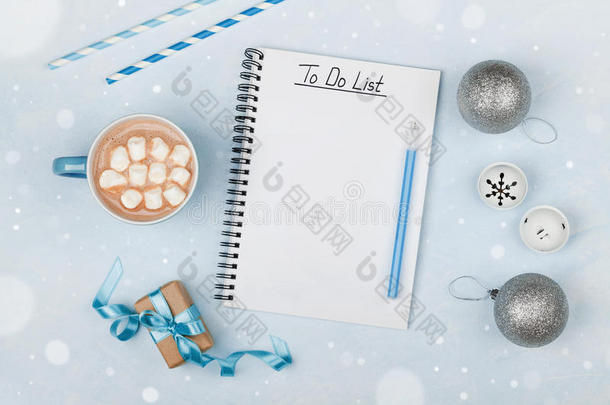 一杯热可可，礼物，节日装饰品和笔记本，从上面做蓝色复古桌子上的清单，圣诞节计划。