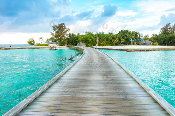 美丽的热带马尔代夫度假酒店，有海滩和碧水。