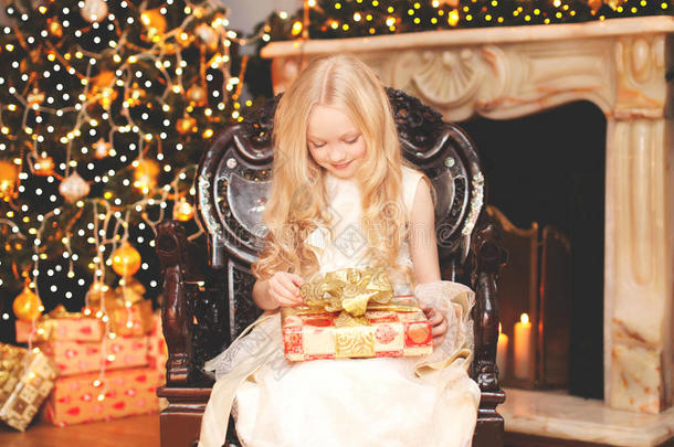 圣诞快乐的小女孩带着礼品盒回家