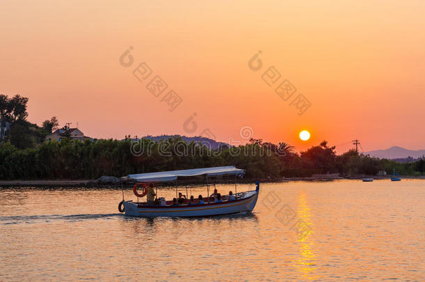 美丽的船平静的海岸海岸线