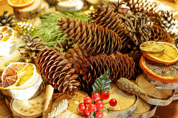 圣诞节仍然生活与锥，橙色片和肉桂，新年快乐