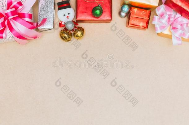 木制或桌面上的圣诞礼物和装饰品，带有复<strong>古色</strong>调的复制空间。 （边界设计）
