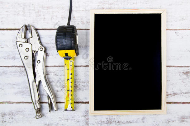 空白黑板和一套维修手工工具。模板模拟f