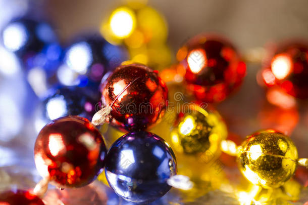 圣诞装饰品。 一串锋利<strong>的</strong>红色、锋利<strong>的</strong>蓝色珠子，发光<strong>的</strong>黄色珠子。