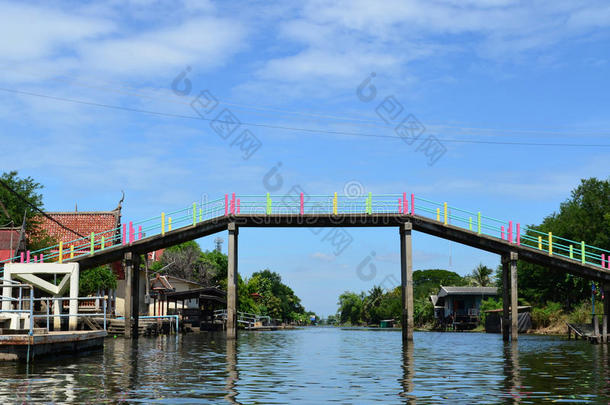 运河上五颜六色的人行道混凝土桥