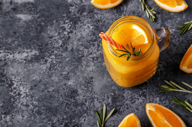 石桌上新鲜成熟的橘子和果汁。