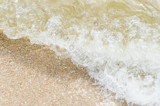 清澈的海水波在沙滩上的纹理