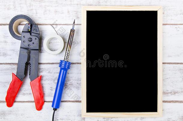 空白黑板和一套维修手工工具。模板模拟f
