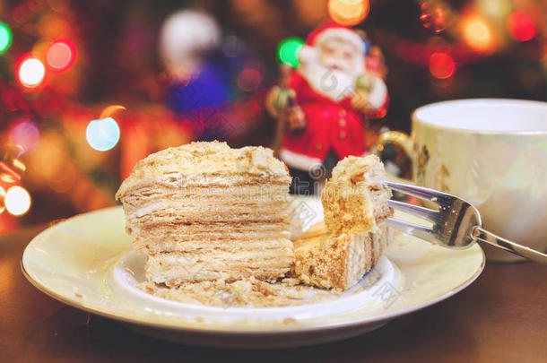 圣诞甜点。 盘子里的蛋糕和圣诞老人