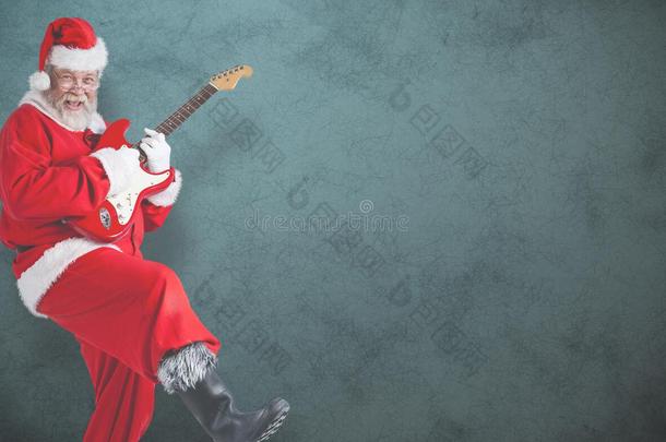快乐的圣诞老人弹吉他的复合形象