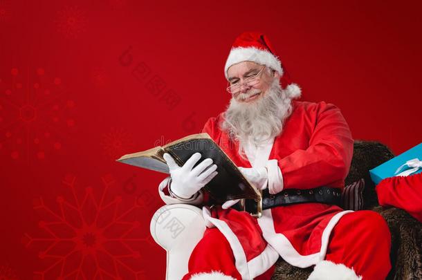 圣诞老人阅读圣经的复合图像，旁边有一袋圣诞礼物