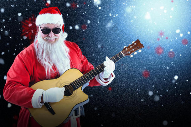 微笑的圣诞老人站着弹吉他的复合图像