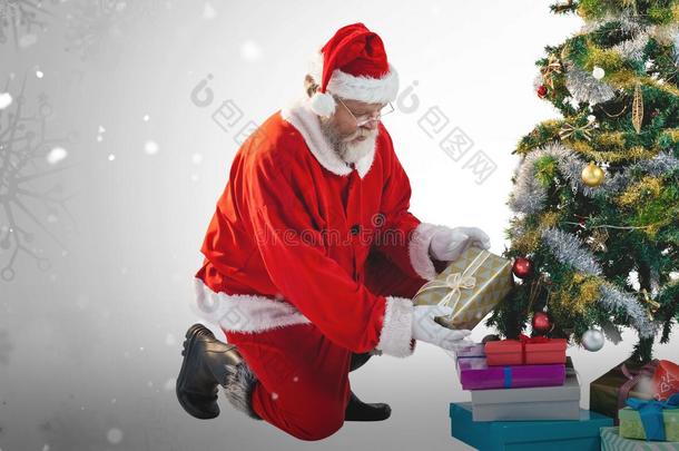 圣诞老人在圣诞树附近安排礼物的复合图像