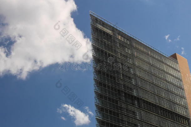 柏林，德国：现代玻璃反射摩天大楼在首都广场波茨坦广场锋利的边缘最小的形状