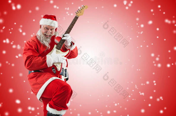 微笑的圣诞老人在跳舞时弹吉他的复合图像