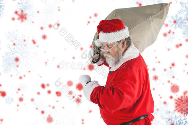 圣诞老人的复合形象，看着手表，同时拿着装满圣诞礼物的袋子