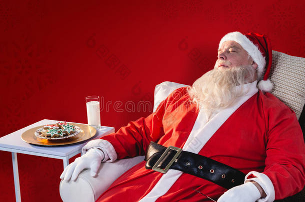 圣诞老人在沙发上放松的复合形象