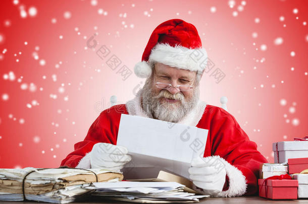 快乐的圣诞老人读信的复合形象