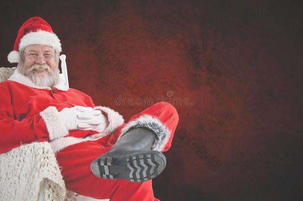 快乐的圣诞老人在椅子上放松的复合形象