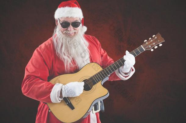 微笑的圣诞老人站着弹吉他的复合图像