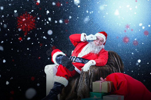<strong>圣诞老人</strong>坐在沙发上，旁边放着一袋圣诞礼物的综合<strong>形象</strong>