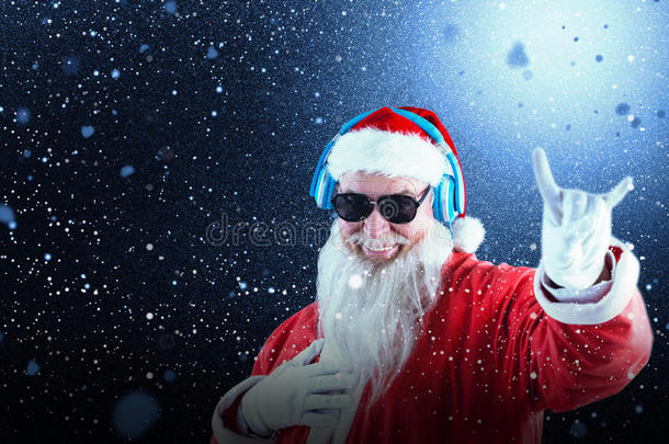 圣诞老人在耳机上听<strong>音乐</strong>时显示<strong>喇叭</strong>符号的复合图像