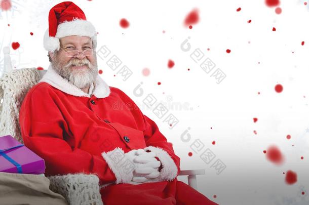 快乐的圣诞老人坐在椅子上，带着一袋圣诞礼物的复合形象