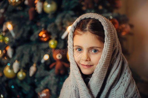 可爱的<strong>小女孩</strong>戴着温暖的<strong>围巾</strong>等待圣诞节