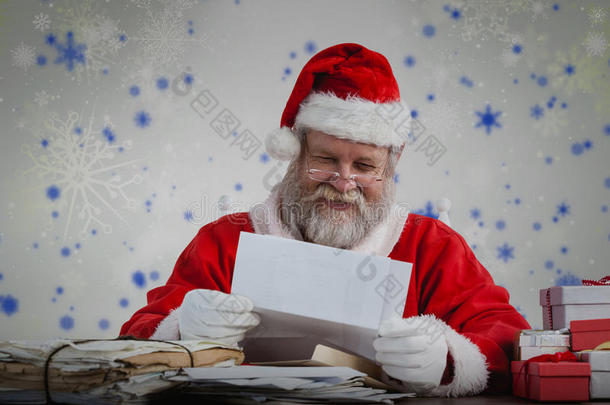 快乐的圣诞老人读信的复合形象