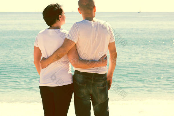 一对夫妇在海滩上互<strong>相拥</strong>抱