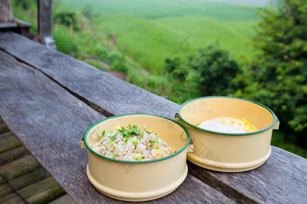 在田间农舍阳台的食品载体上炒饭