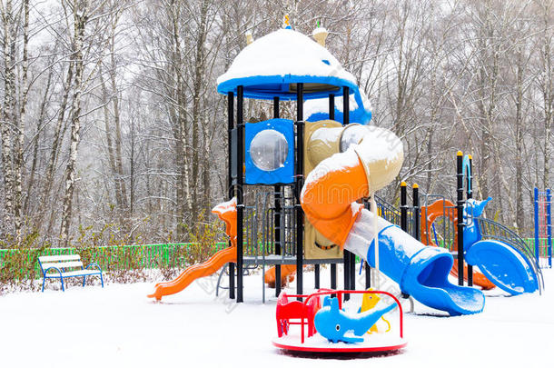 孩子们`操场上覆盖着雪