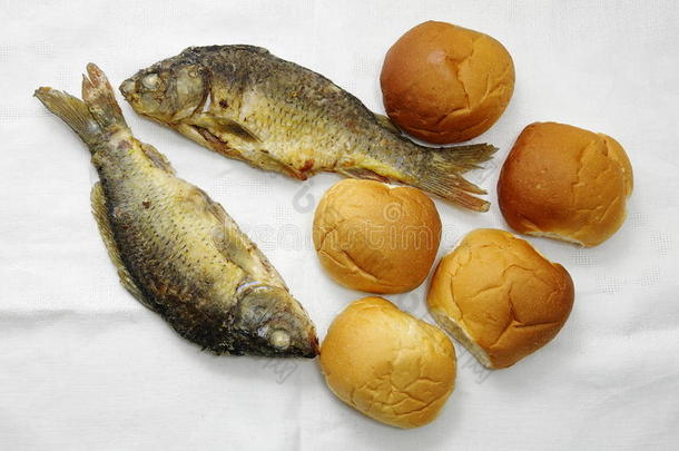五个面包和两条<strong>鱼</strong>。
