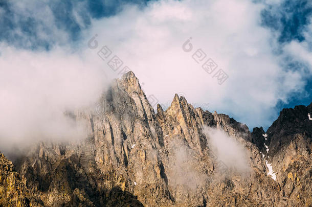 云层在岩石上低飞。 不同的山脉景观