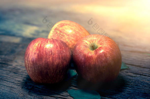 一组<strong>红苹果</strong>放在木桌上，<strong>红苹果</strong>背景为好
