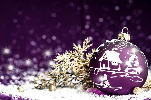 <strong>圣诞</strong>装饰明亮的紫罗兰玩具与图案