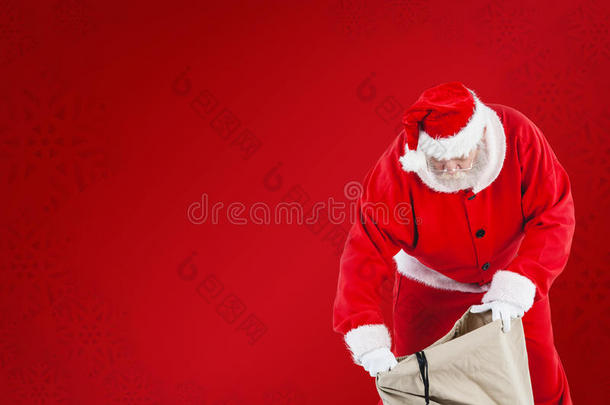 圣诞老人在麻袋中<strong>填充</strong>礼品盒的<strong>复合</strong>图像