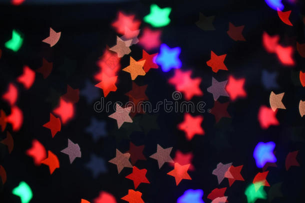 五颜六色的明星波克模糊的抽象背景。 圣诞节和新年派对的概念。