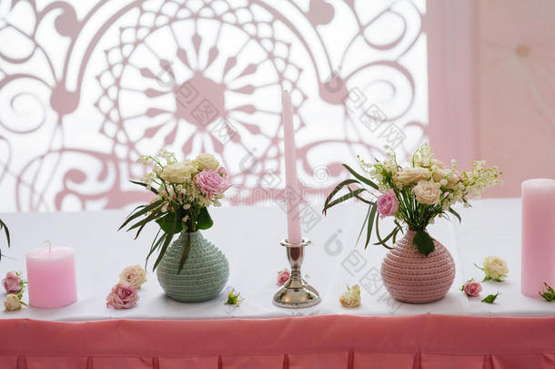 桌子上花瓶里的花束。 婚礼装饰