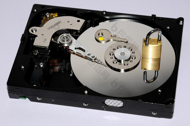 打开的硬盘驱动器表面上的金锁。 数据保护或安全概念。