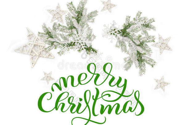 冷杉树枝在雪中白色的背景和圣诞快乐的文字。 刻字书法