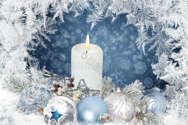 圣诞贺卡，上面有<strong>蜡烛</strong>，<strong>松枝</strong>，蓝色背景上有霜冻图案的球