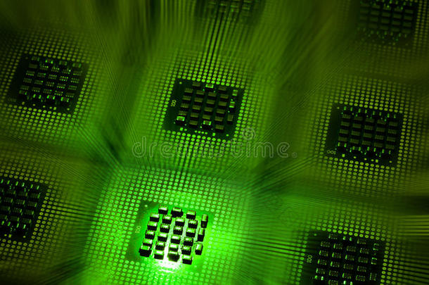 计算机处理器与绿色照明效果对齐后生产