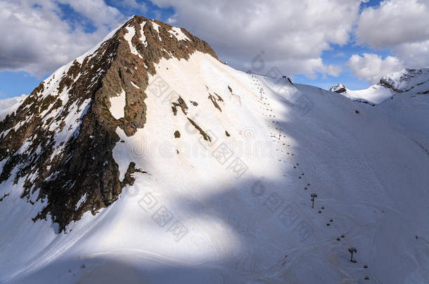 晴朗多云的krasnaya polyana冬季度假胜地的aibga山顶滑雪场和缆车升降椅