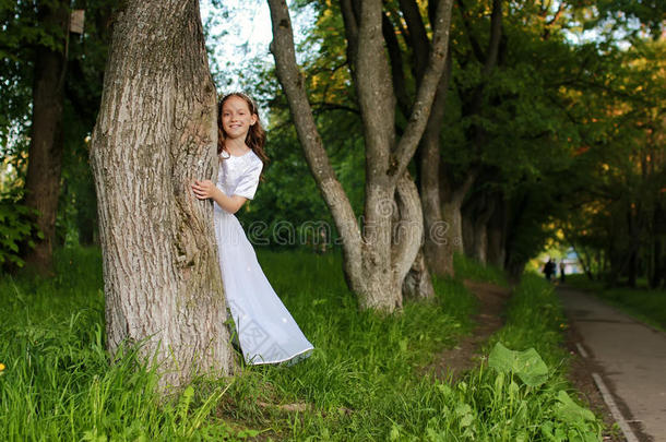 童话公园里的女孩带着春天的树