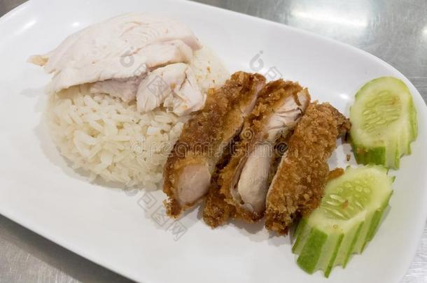 海南鸡饭或高文凯。 泰国美食蒸鸡配米饭。