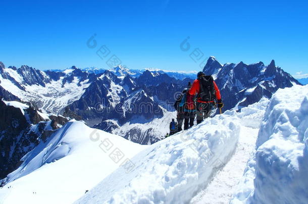 四名<strong>登山</strong>运动员和<strong>登山</strong>者在法国阿尔卑斯山，阿吉维尔杜米迪，法国