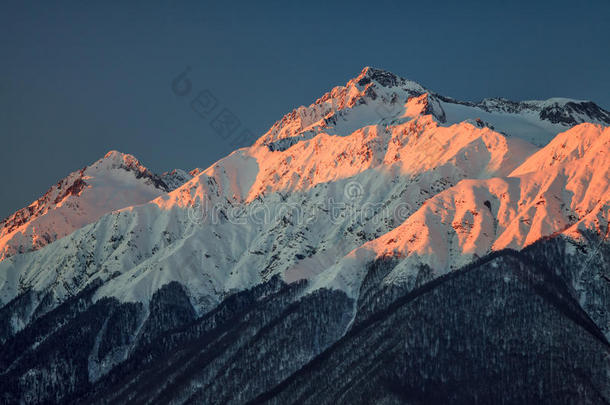美丽的山景冬季景观的主要高加索山脊与雪峰在蓝天背景下日落