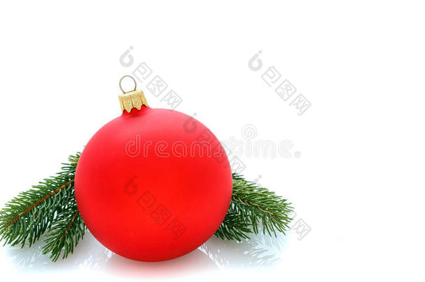 圣诞节美丽的闪亮的球和云杉在白色