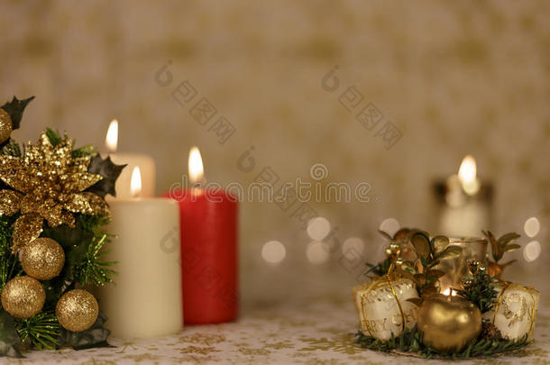 圣诞贺卡与燃烧的蜡烛和装饰品